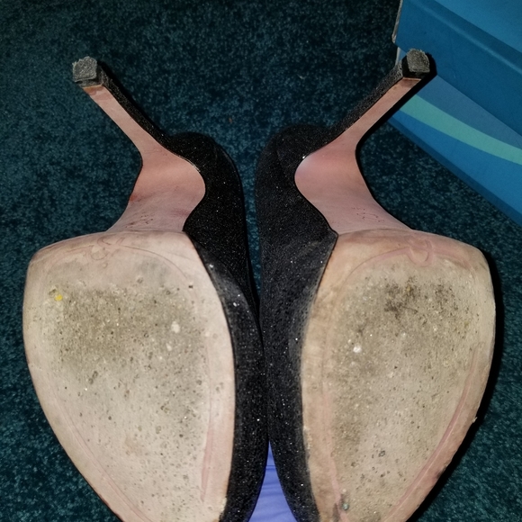 Black sparkly heels cliffs by white mountain - Picture 7 of 12